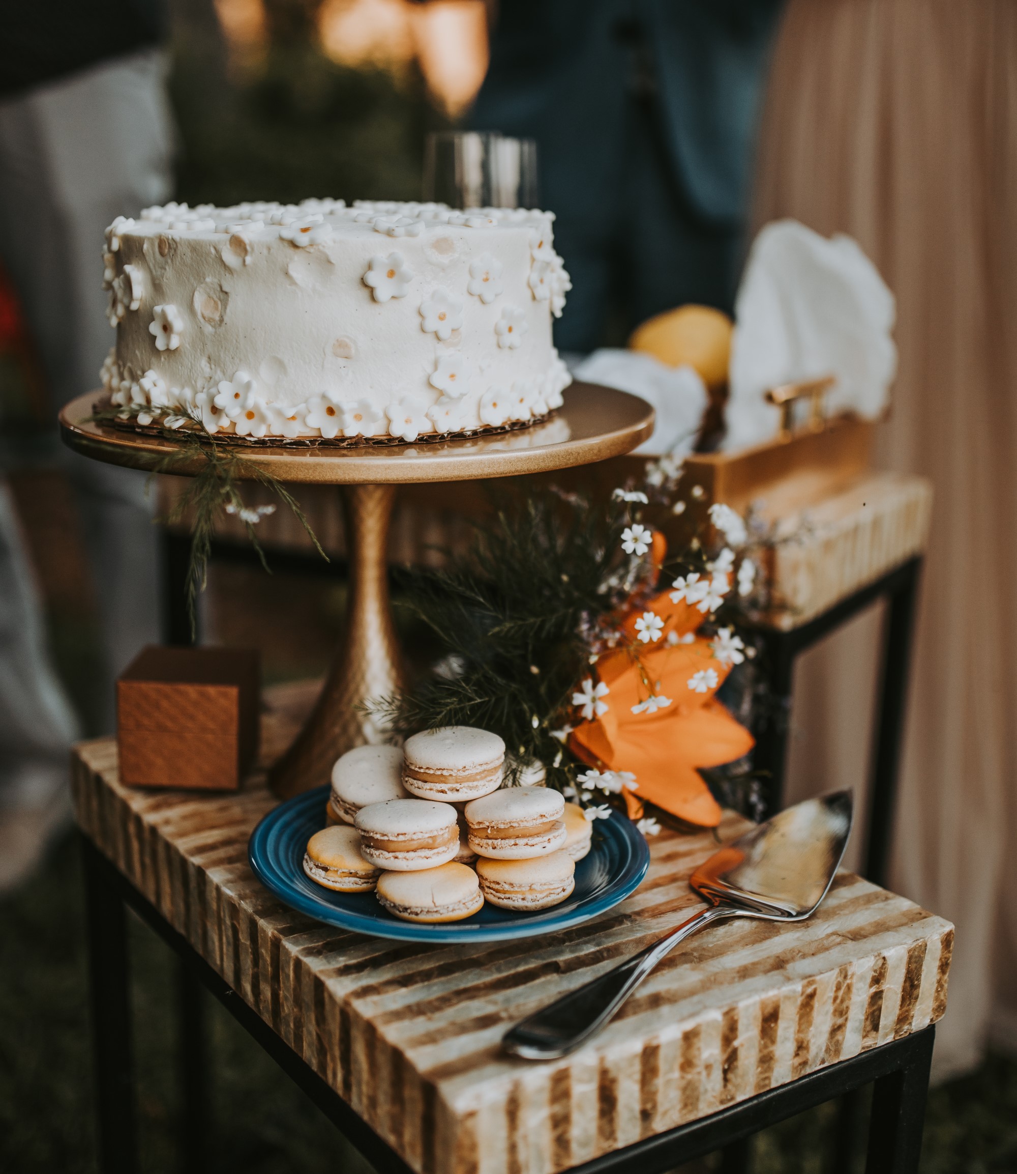 https://cdn.milkbooks.com/media/12570/amazingweddingcakedesigns-10.jpg?utm_source=chatgpt.com