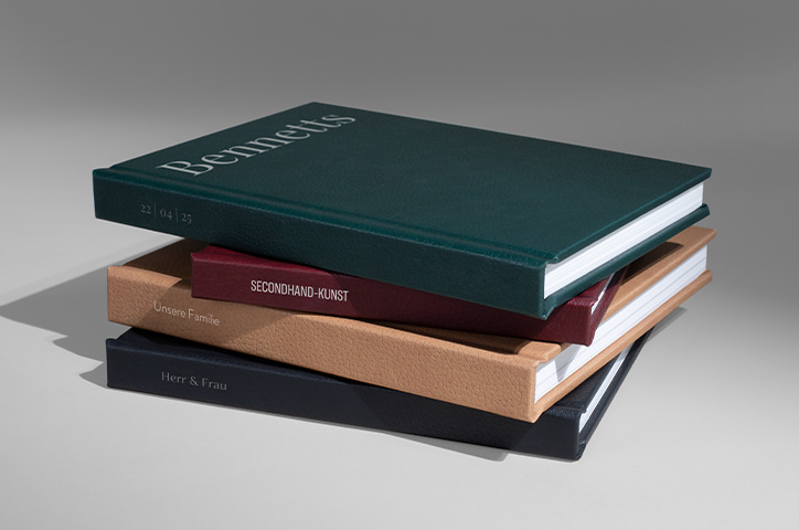 Zwei hochwertige Fotobücher aus veganem Leder.
