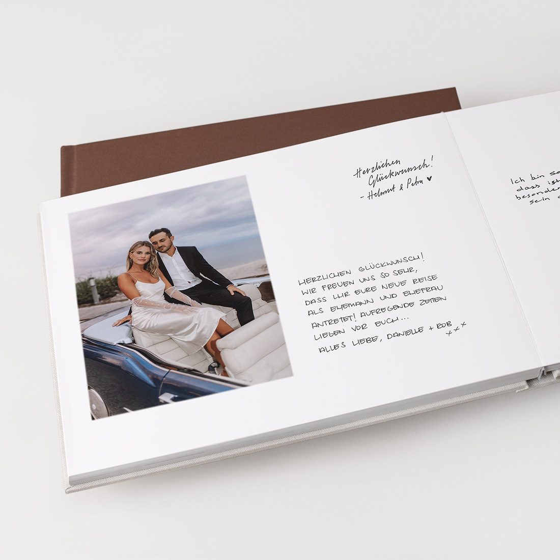 Geöffnetes Hochzeitsgästebuch im Hochformat.