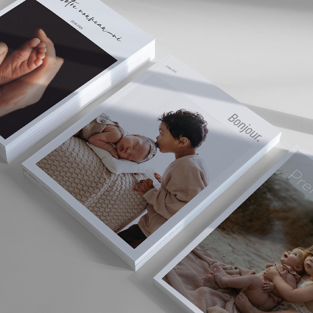 Trois magazines pour bébés disposés de manière à présenter les couvertures