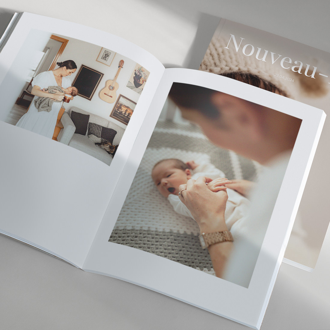 Magazine pour bébés ouvert présentant une impression de haute qualité en six couleurs