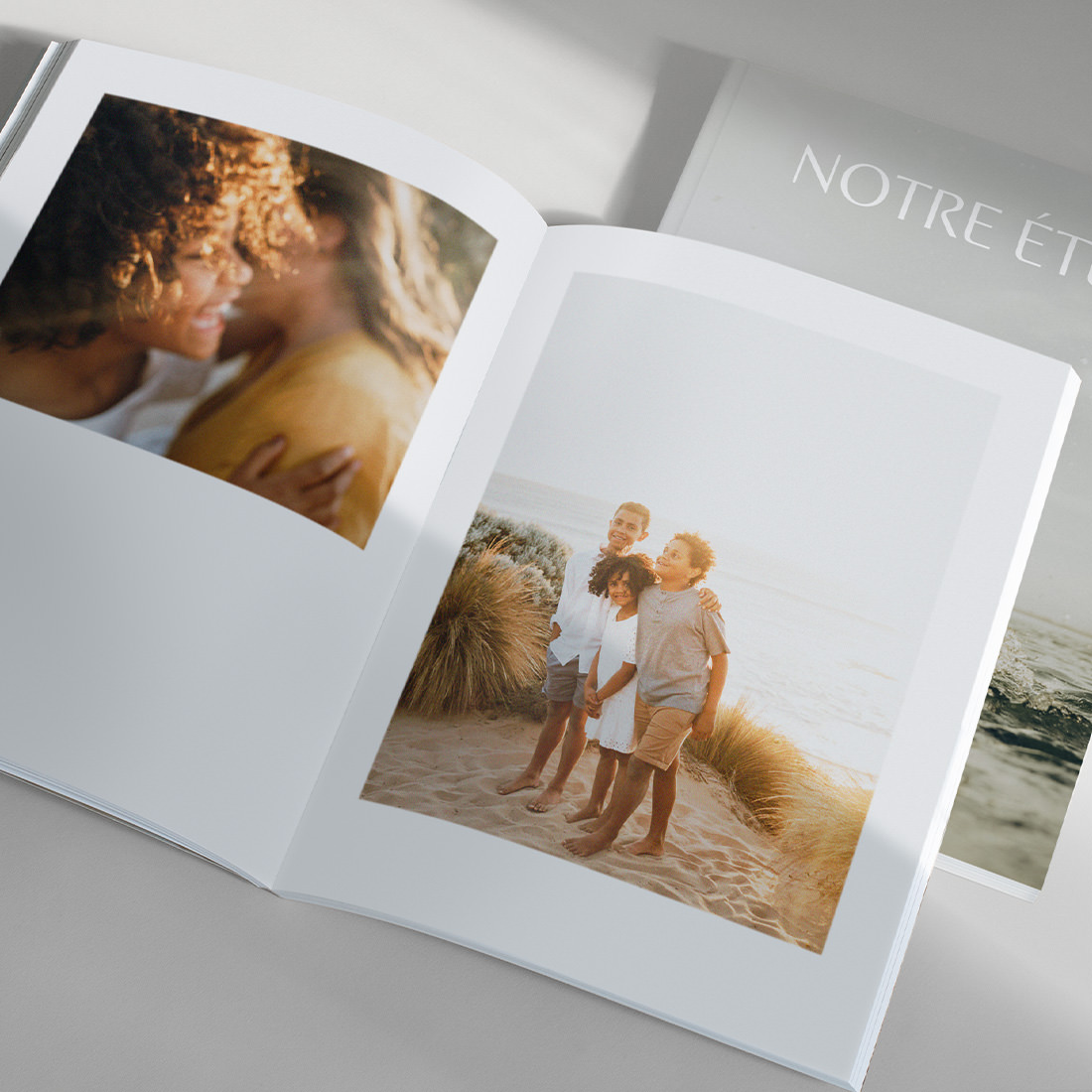 Magazine de la famille ouvert présentant une impression six couleurs de haute qualité