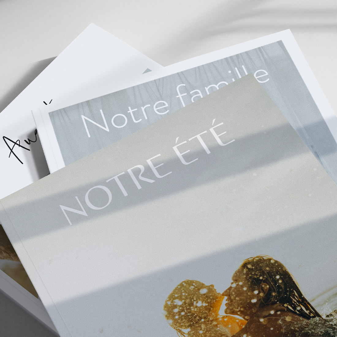 Trois magazines de la famille empilés montrant les couvertures.
