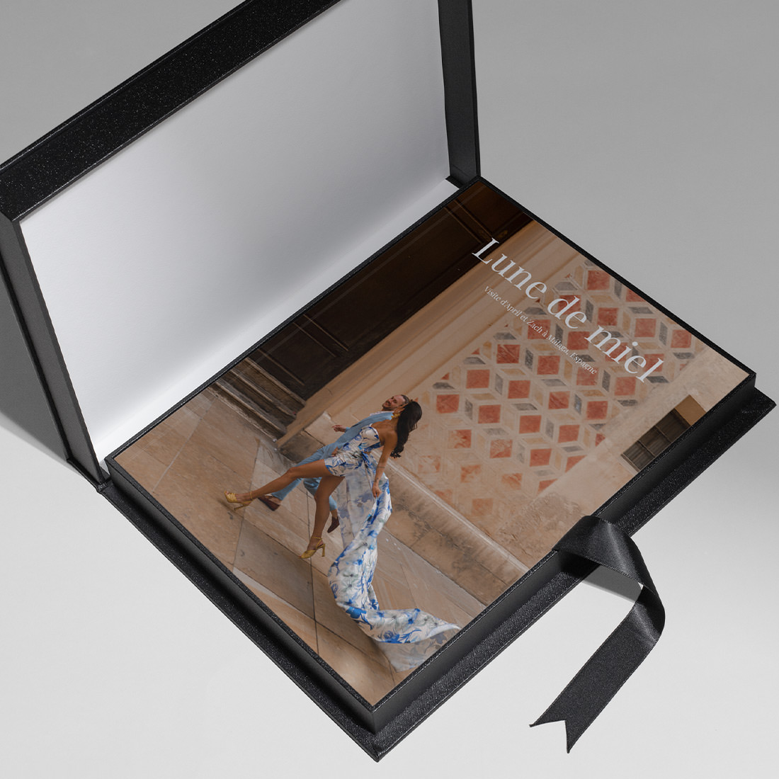 Boîte de présentation de magazines en bougran noir ouverte pour présenter le magazine Lune de miel à l'intérieur