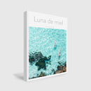 Retrato grande de revista de luna de miel en las manos