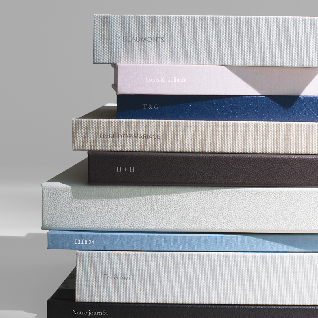 Piles de livres d'or de mariage avec différents tissus