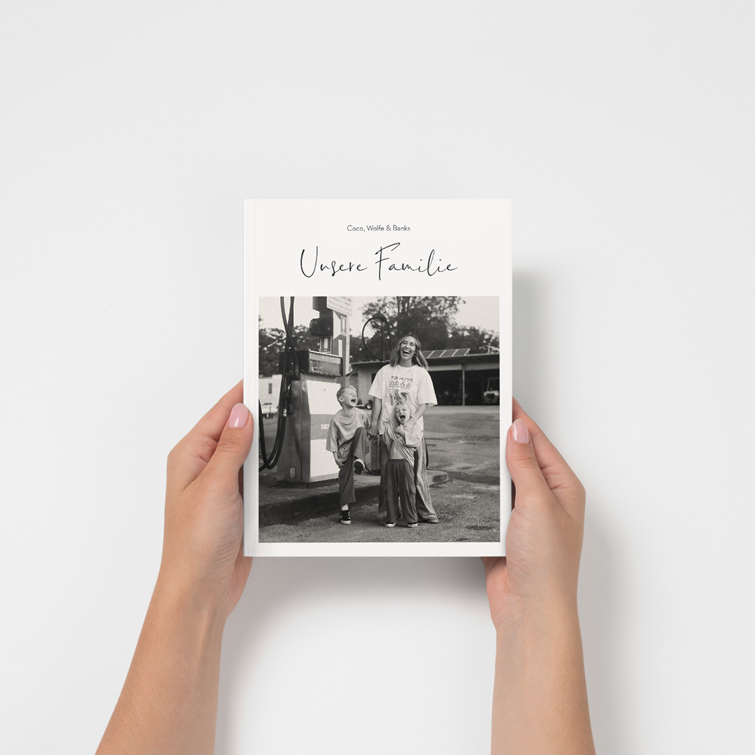 Mini-Familienmagazin in den Händen