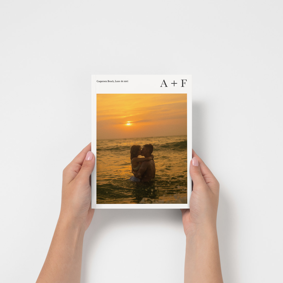 Mini magazine de lune de miel portrait tenu dans les mains