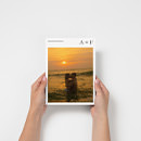 Mini magazine de lune de miel portrait tenu dans les mains