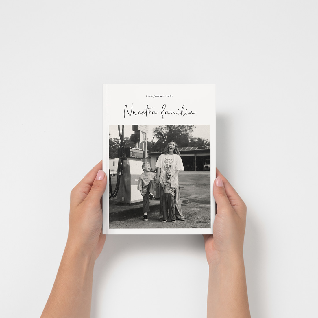 Revista mini de familia sostenida en las manos