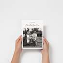 Revista mini de familia sostenida en las manos