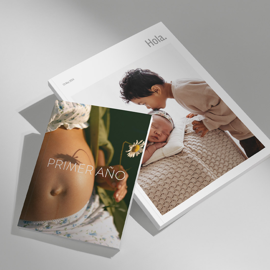Revista grande debajo de la revista mini para apreciar el tamaño.