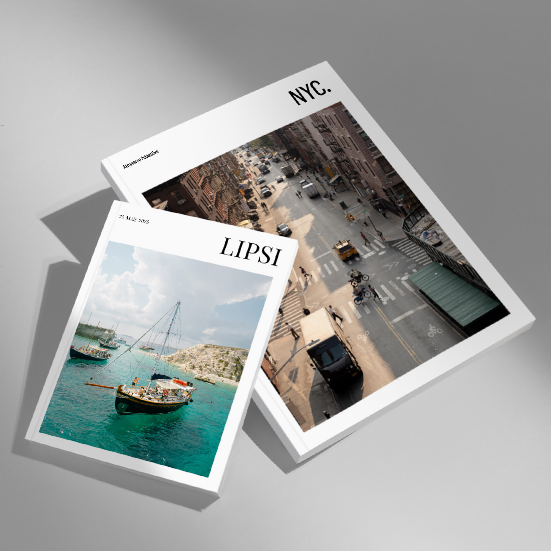 Rivista grande sotto la rivista mini per dare un'idea delle dimensioni.