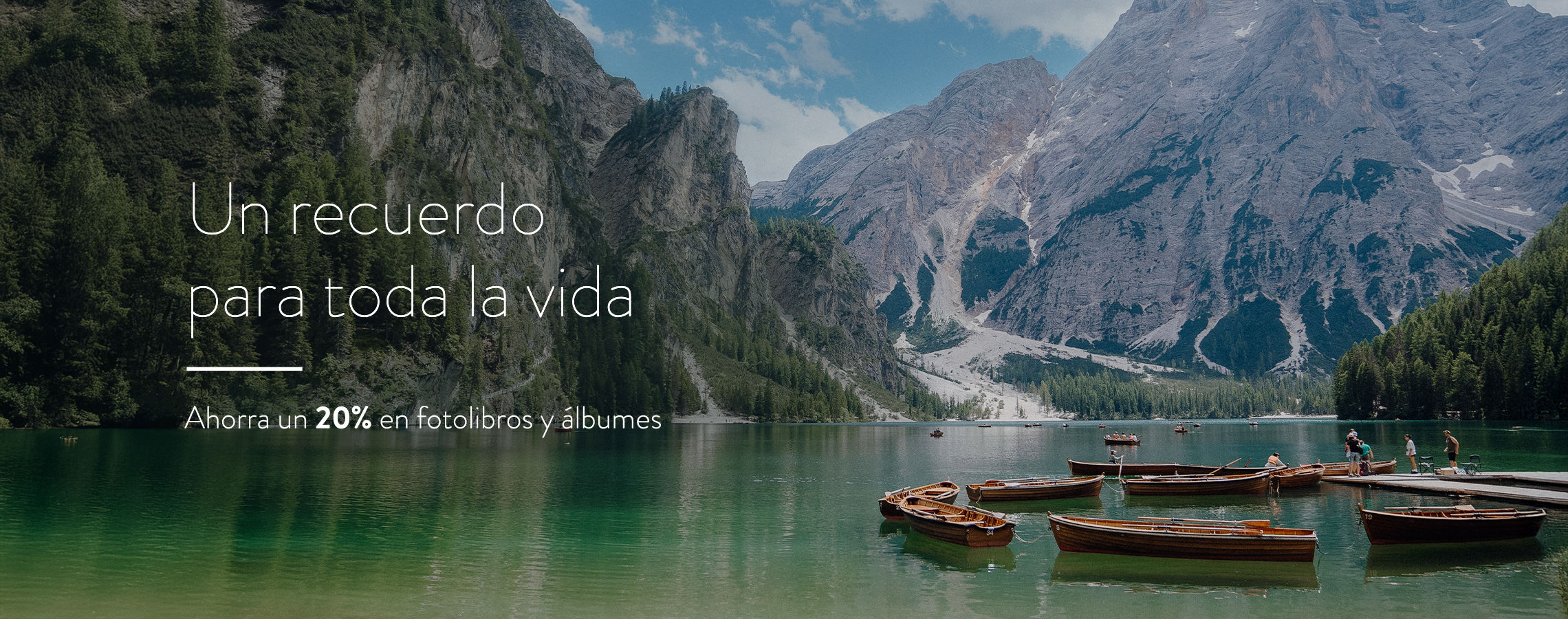 Paisaje con montañas y un lago con barcos