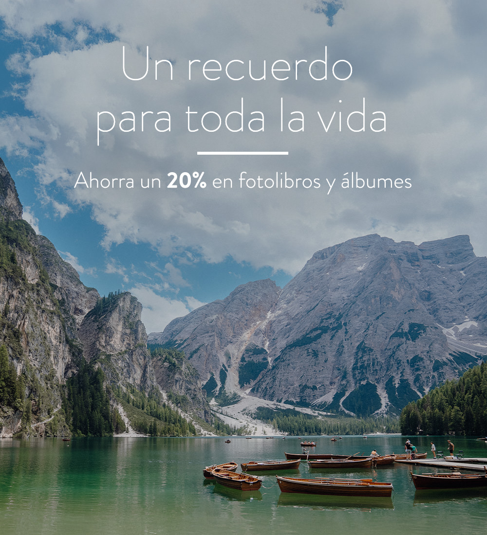 Paisaje con montañas y un lago con barcos