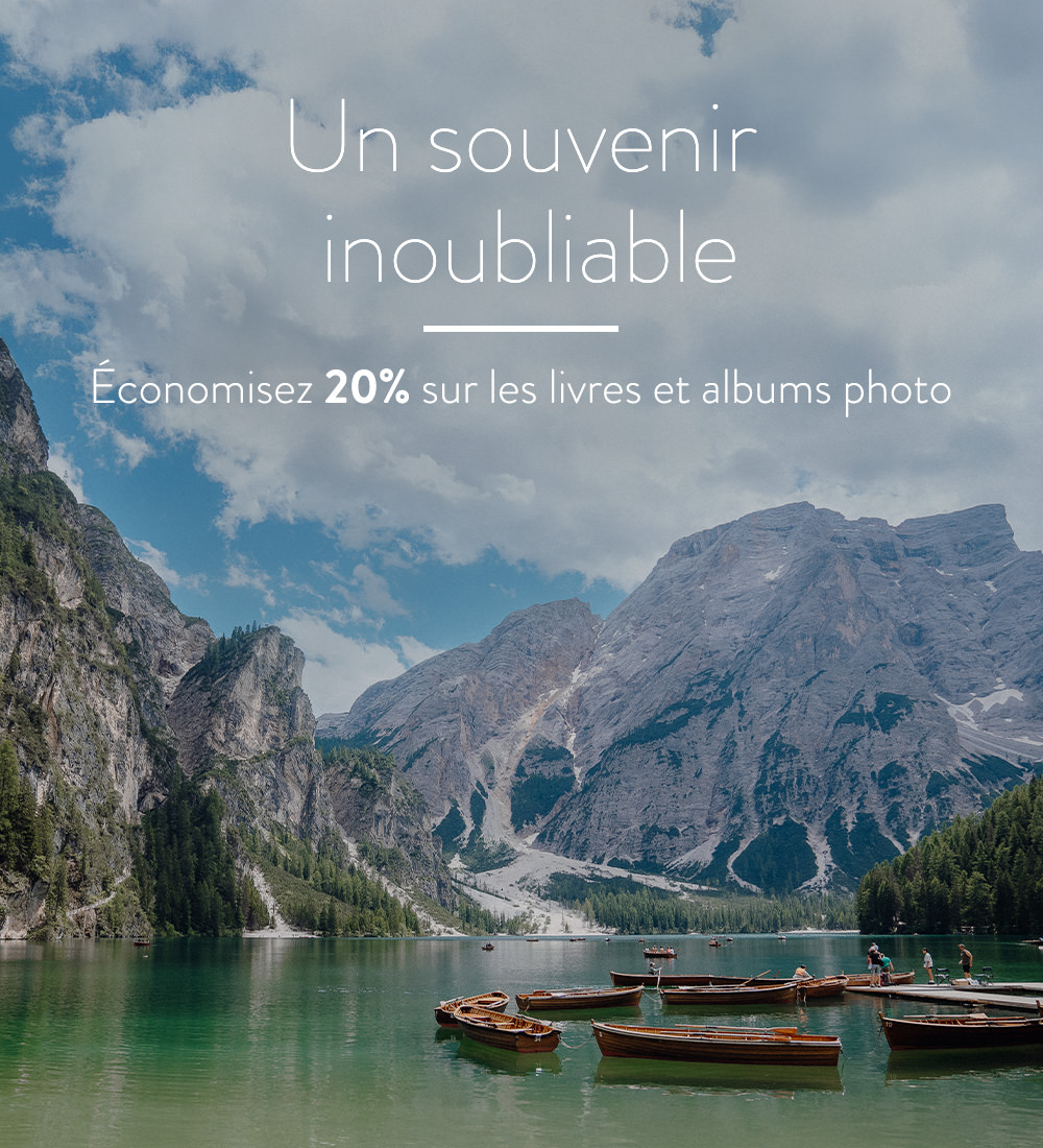 Paysage de montagnes et d’un lac avec des bateaux