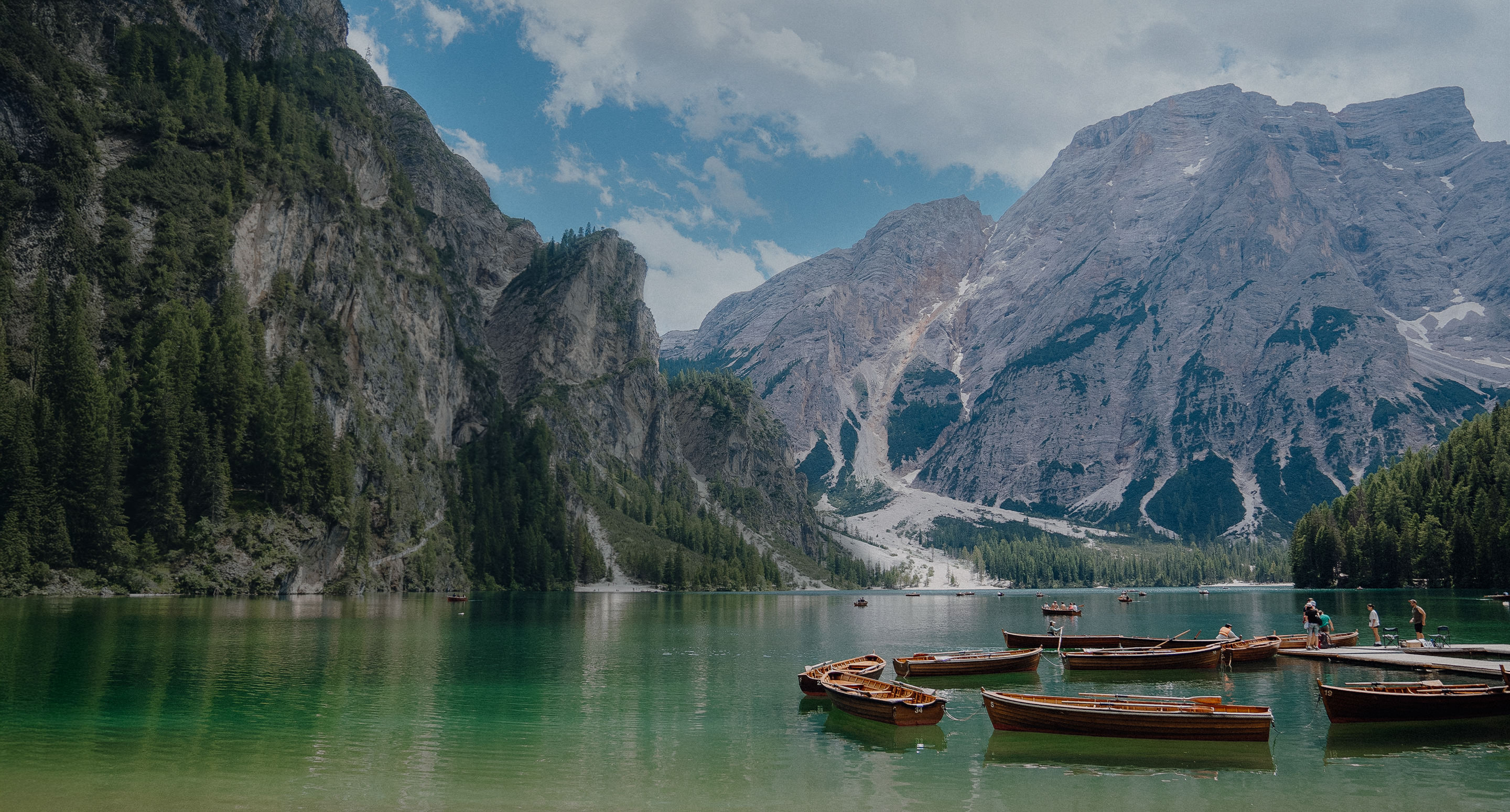 Paysage de montagnes et d’un lac avec des bateaux
