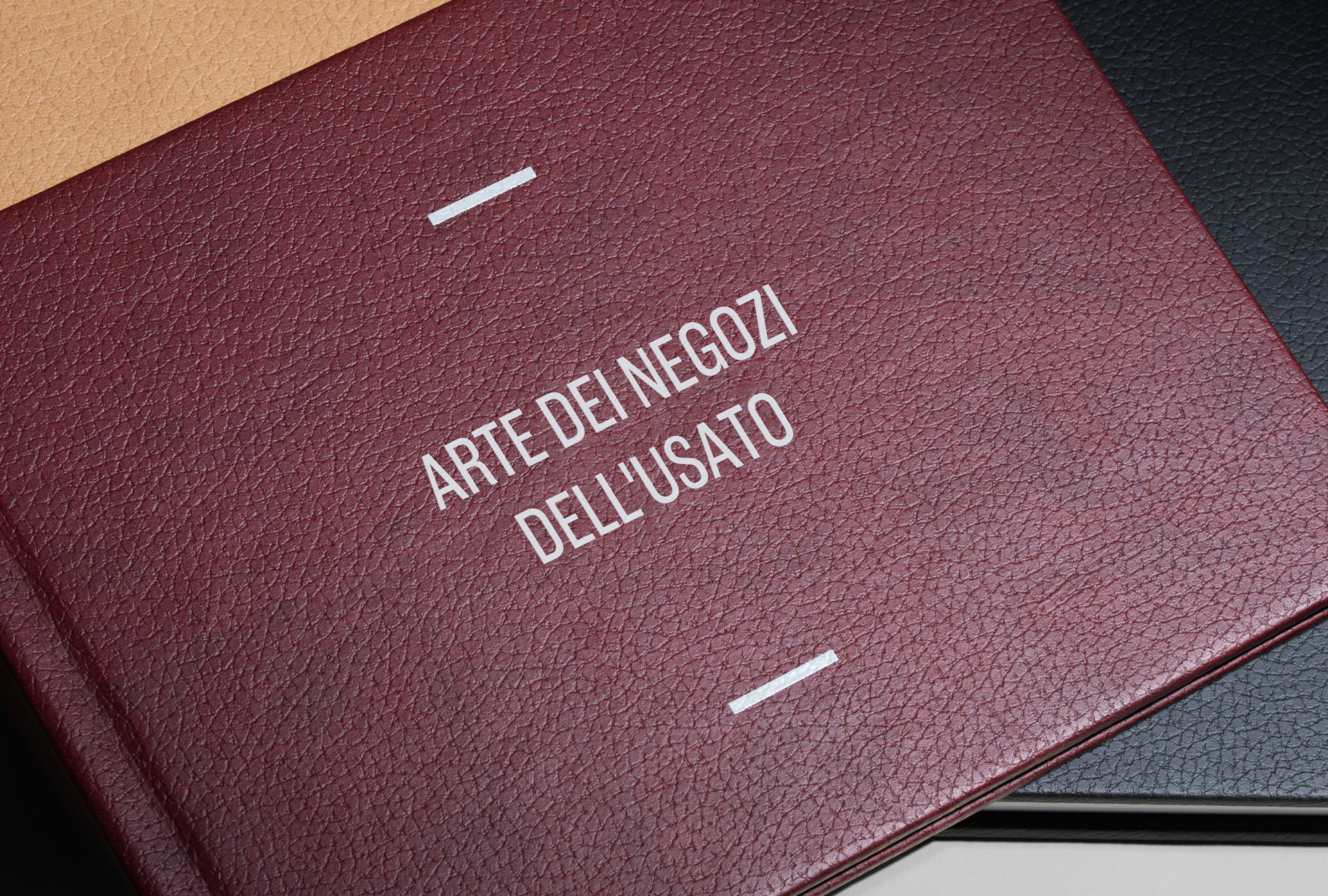 Primo piano della trama vegana screziata su tessuto color Merlot