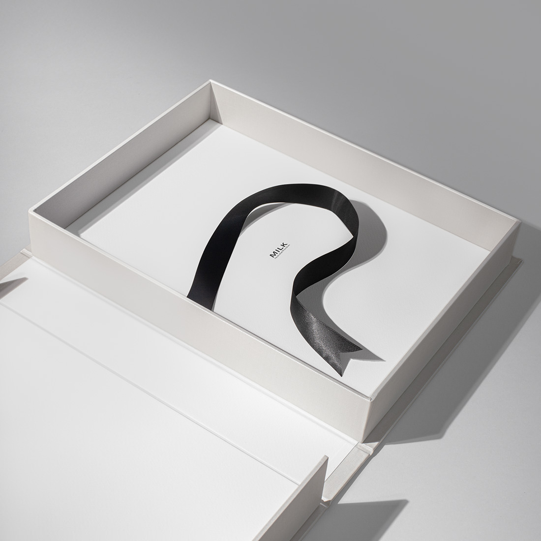 Optional ist eine handgefertigte Präsentationsbox erhältlich.