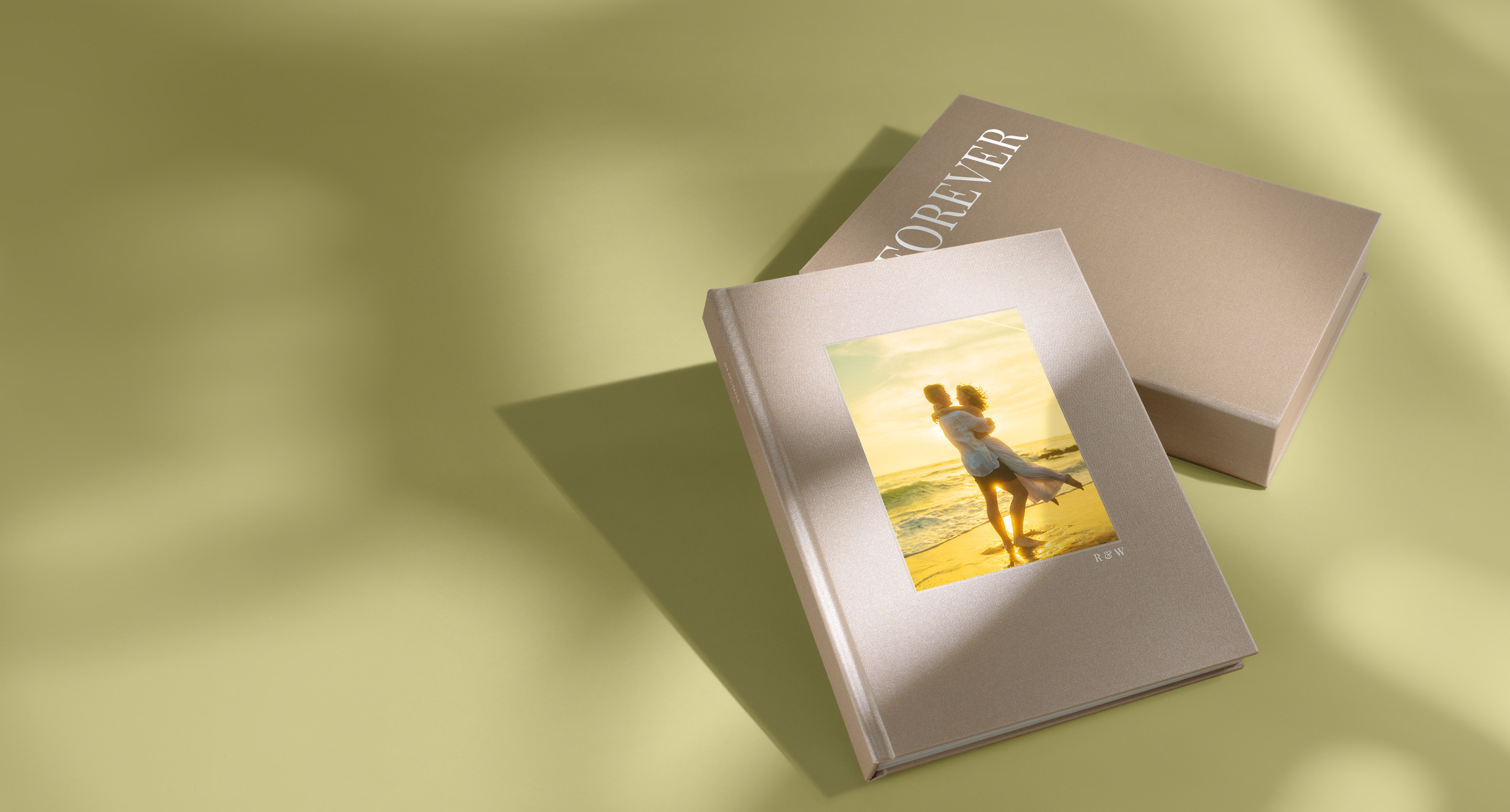 Une femme tient son bébé dans ses bras en regardant le coucher de soleil.