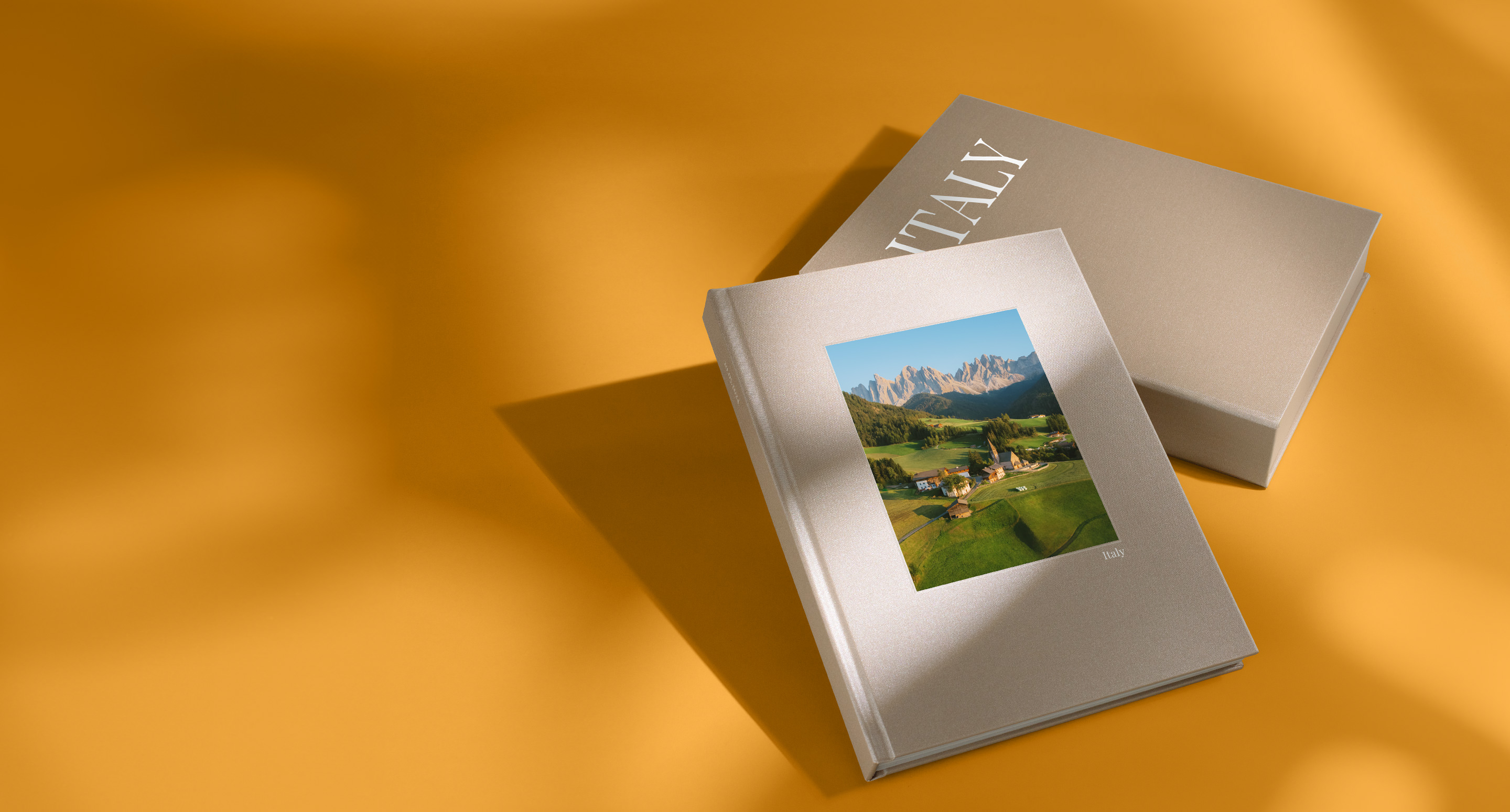 Vista a volo d'uccello del relitto in un oceano tropicale.