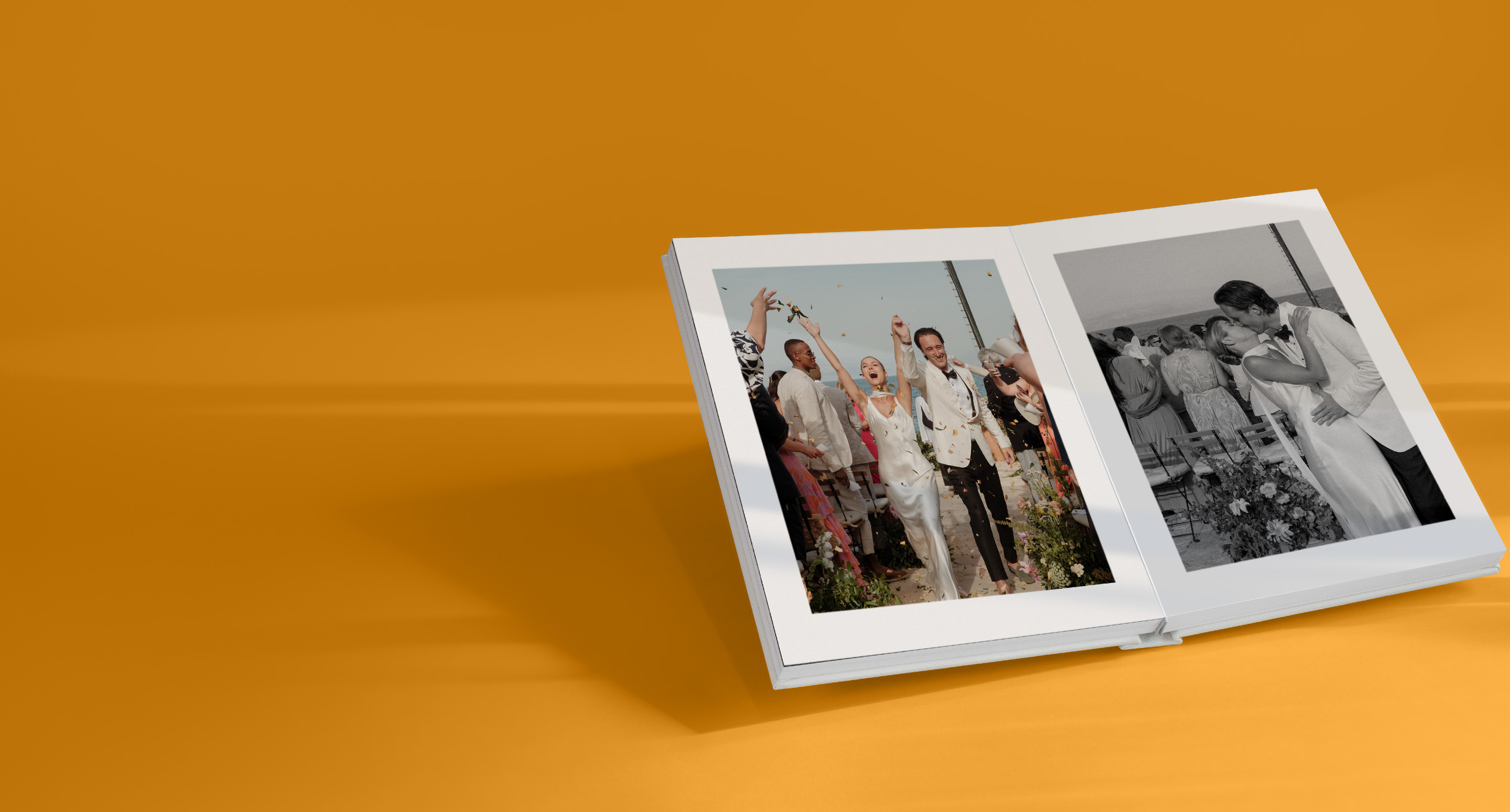 Una donna tiene in braccio un bambino mentre guarda il tramonto.