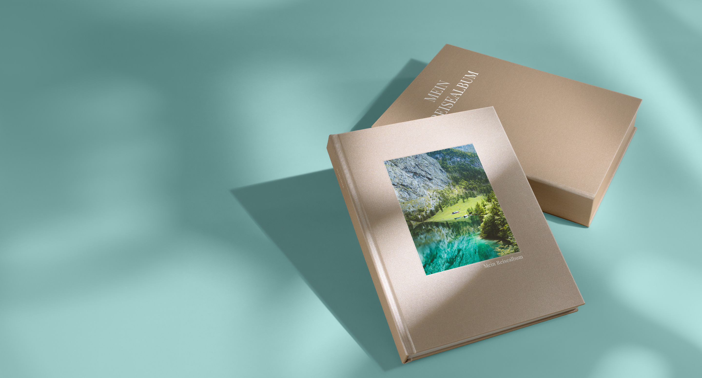 Schiffswrack im tropischen Ozean aus der Vogelperspektive.