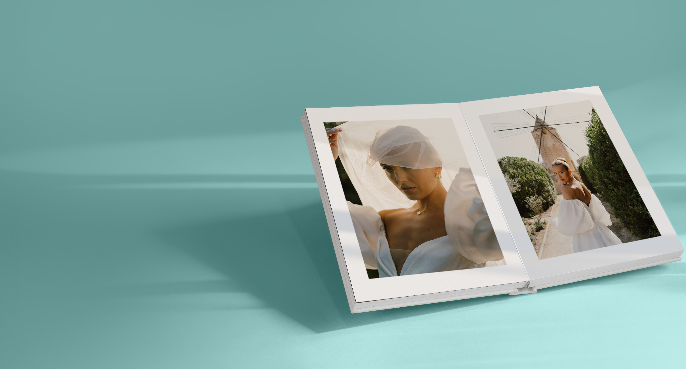 Eine Frau hält ein Baby auf dem Arm und beobachtet den Sonnenuntergang.