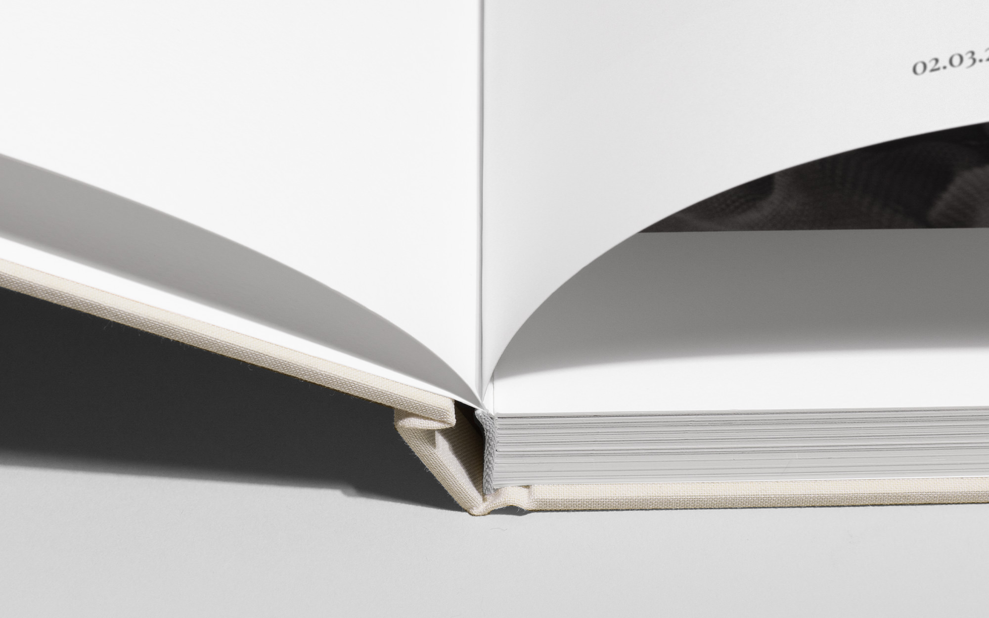 Nahaufnahme der ersten Seiten eines Fotobuchs