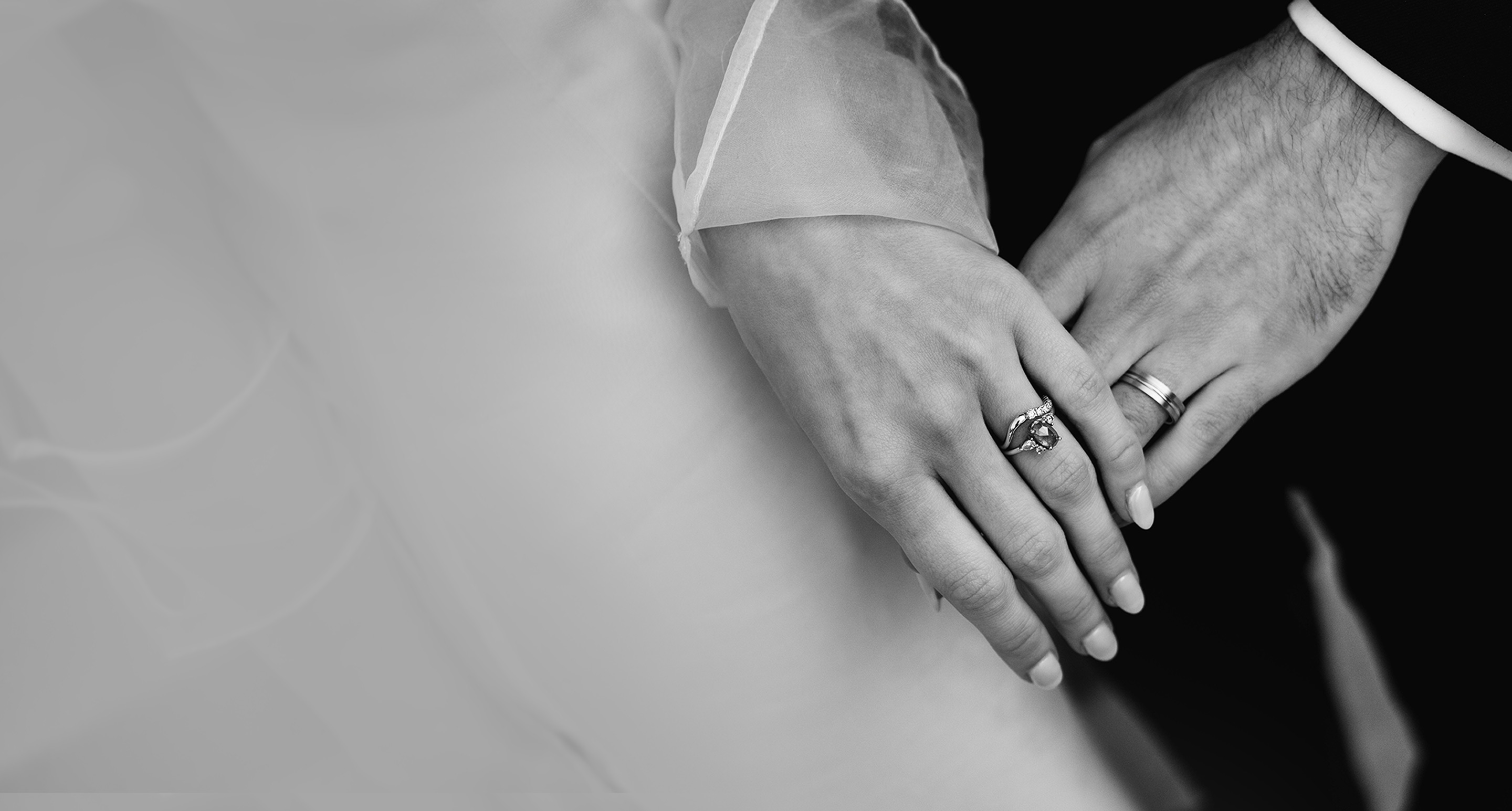 Couple coréen en tenue de mariage bleue, se tenant par la main, traversant un pont de pierres au-dessus d’une rivière.