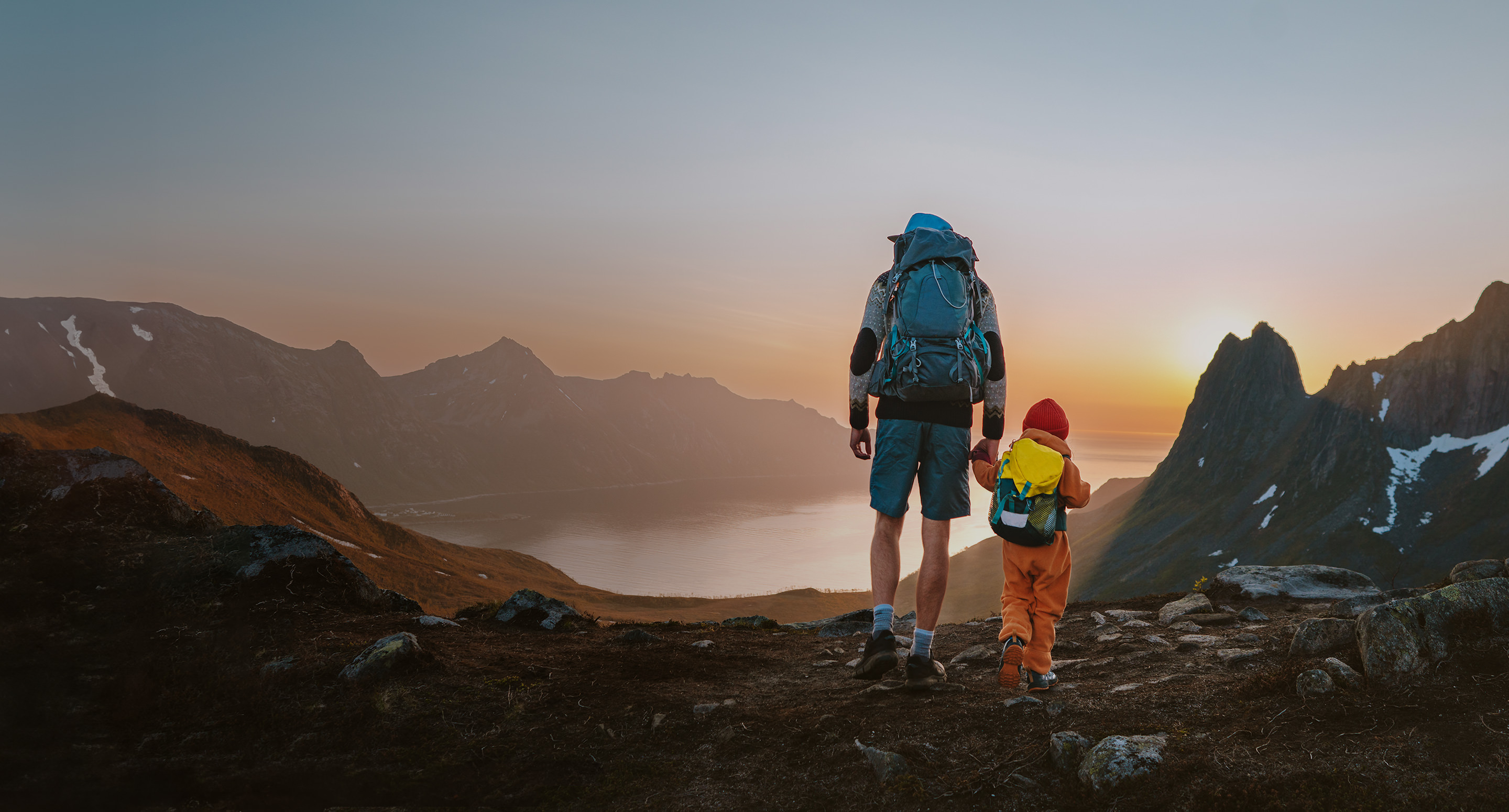 Una familia camina por un sendero de montaña.