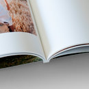Nahaufnahme der PUR-Bindung von Hochzeitsmagazinen.