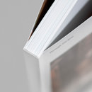 Gros plan sur les pages mates d'un magazine de mariage