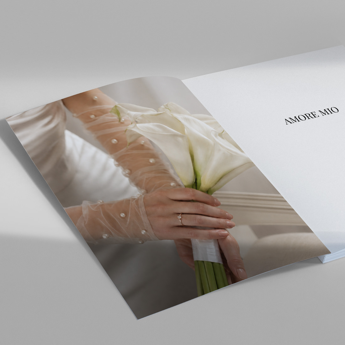 Rivista di matrimonio aperta con foto della cerimonia nuziale all'interno.