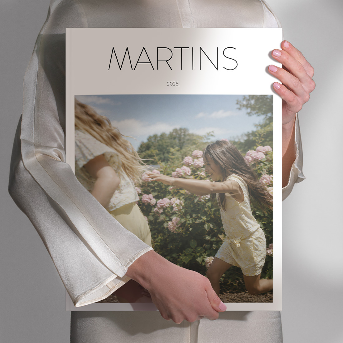 Mains tenant un magazine.