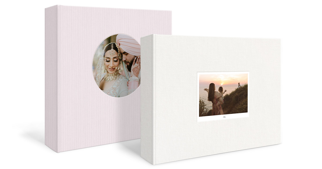 Due album fotografici premium in piedi.