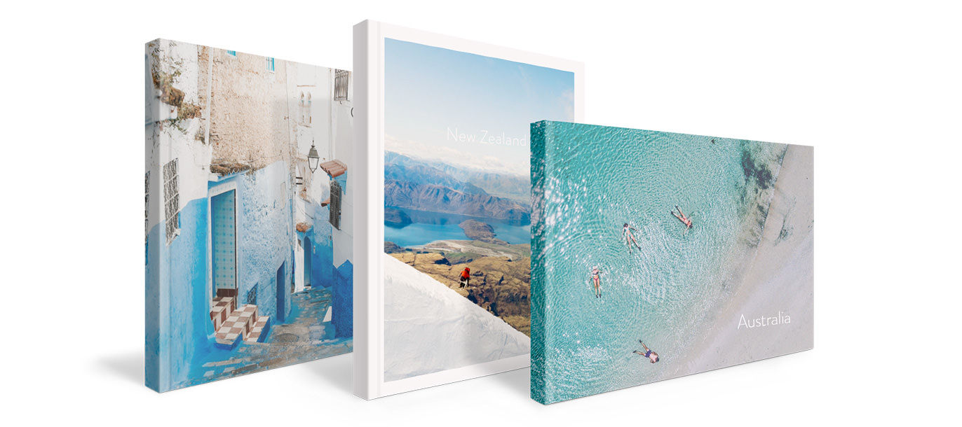 Tres fotolibros de tapa blanda.