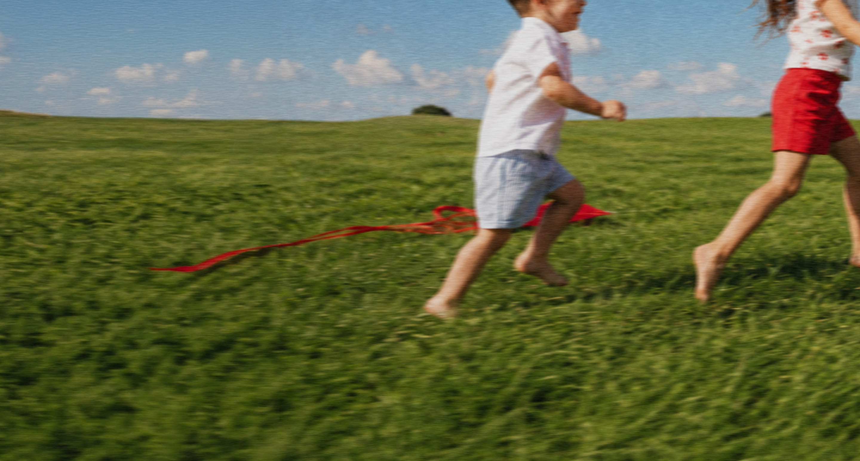 Familia jugando en un campo