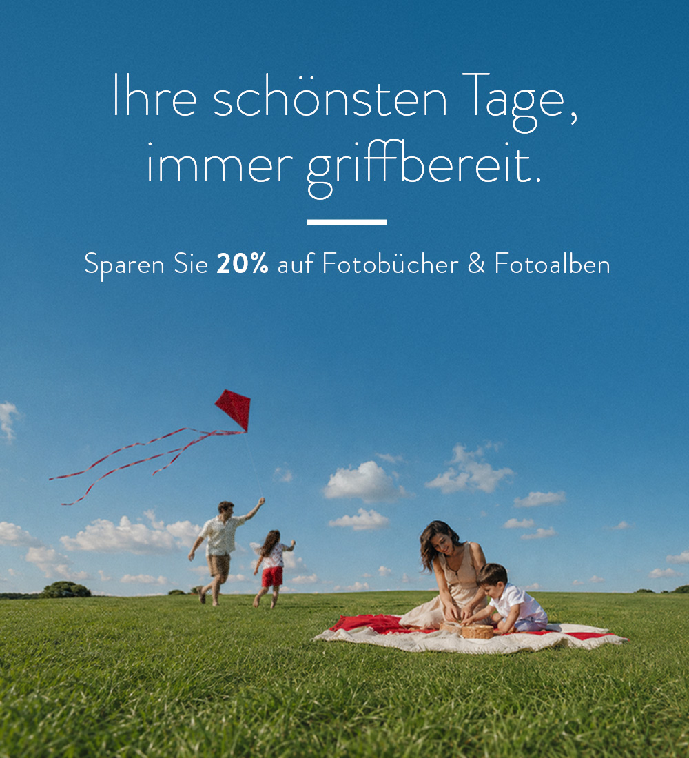 Eine Familie spielt auf einer Wiese – sparen Sie 20% mit der Familienfotowoche