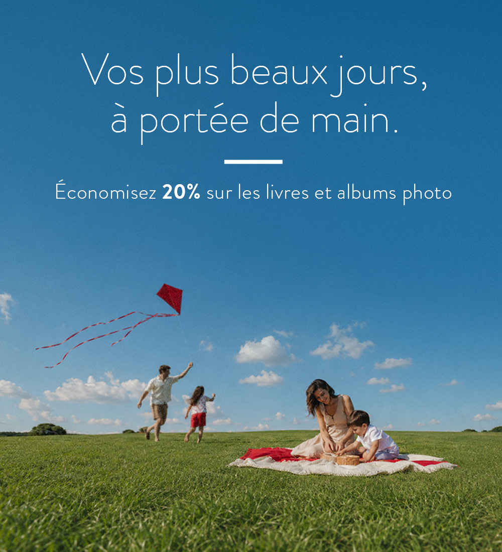 Une famille joue dans un champ – économisez 20% avec la semaine de la photo en famille