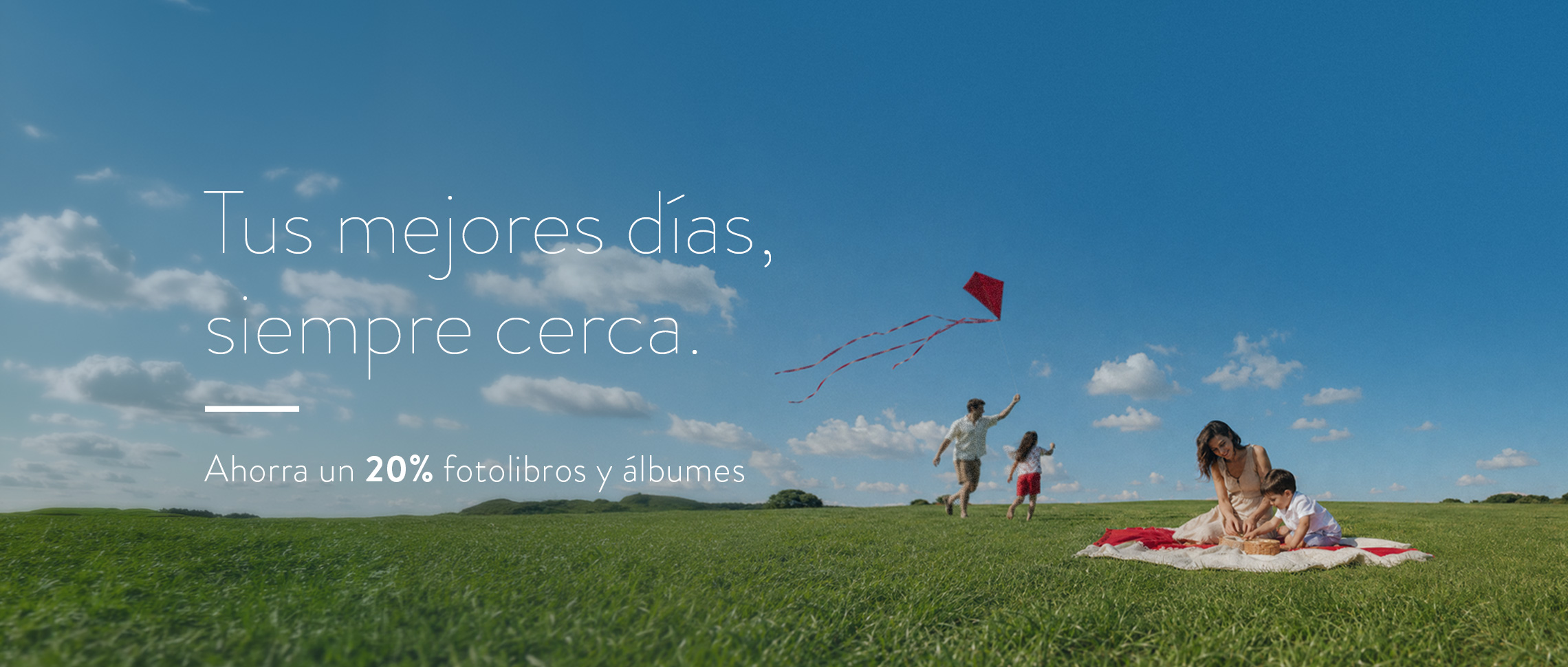 Una familia jugando en un campo: ahorra 20 % con la semana de la foto en familia