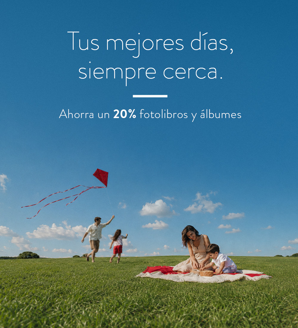 Una familia jugando en un campo: ahorra 20 % con la semana de la foto en familia