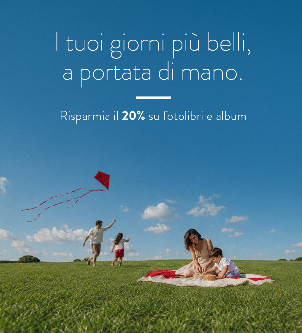 Una famiglia che gioca in un campo: risparmia il 20% con la settimana della foto di famiglia