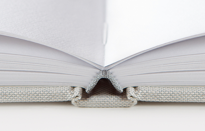 Primer plano de la encuadernación cosida de un fotolibro de alta gama