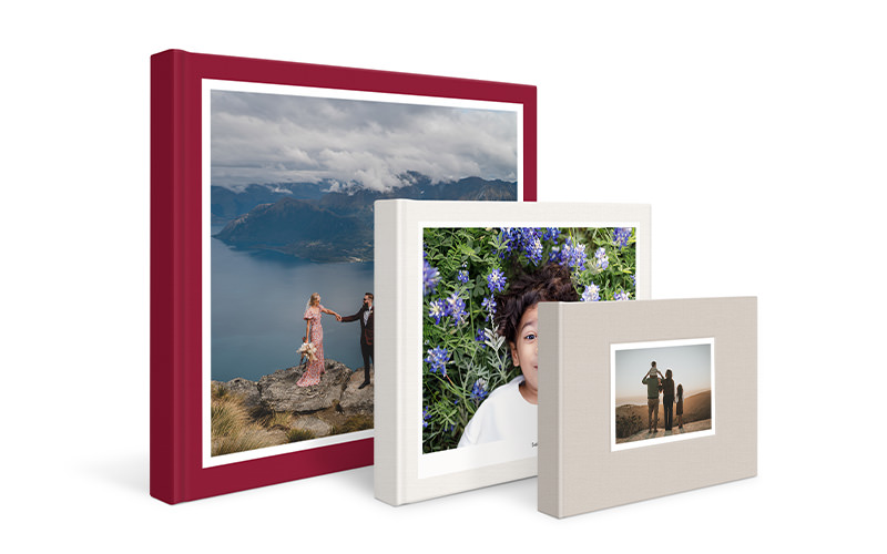 Tres fotolibros clásicos colocados uno al lado del otro